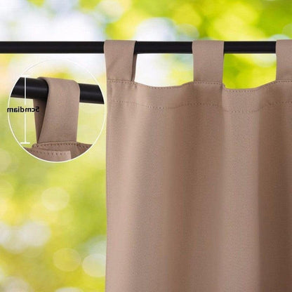 Rideau beige avec passants larges, idéal pour habiller votre intérieur avec élégance. Ce modèle moderne et pratique s'installe facilement sur une tringle standard pour transformer votre espace en un havre de paix tout en assurant une bonne protection contre la lumière. Perfectement adapté pour le salon, la chambre ou toute autre pièce de la maison.