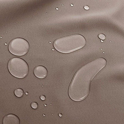 Gouttes d'eau sur une surface imperméable, démontrant l'efficacité contre l'humidité. Surface résistante et protectrice idéale pour des applications extérieures. Résistance à l'eau assurée, parfait pour les conditions météorologiques défavorables.
