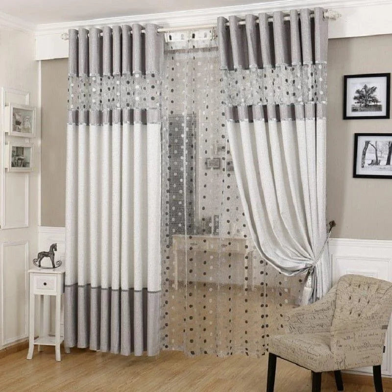 Rideaux modernes et élégants avec motifs à pois, parfaits pour décorer un salon. Ces rideaux gris et blancs offrent une touche contemporaine et sophistiquée à votre intérieur. Idéals pour filtrer la lumière tout en ajoutant un style raffiné à votre pièce. Ambiance chaleureuse et harmonieuse grâce à ces rideaux tendances, faciles à associer avec divers styles de mobilier et de décoration.