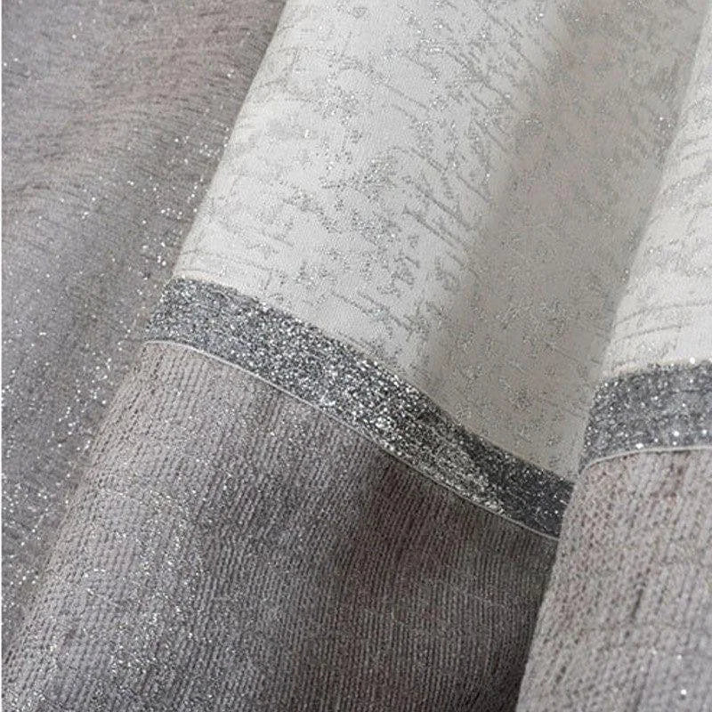 Rideau élégant avec détails argentés et motifs modernes, parfait pour une décoration intérieure sophistiquée. Idéal pour apporter une touche de chic à votre salon ou chambre à coucher avec ses nuances de gris et son design raffiné.
