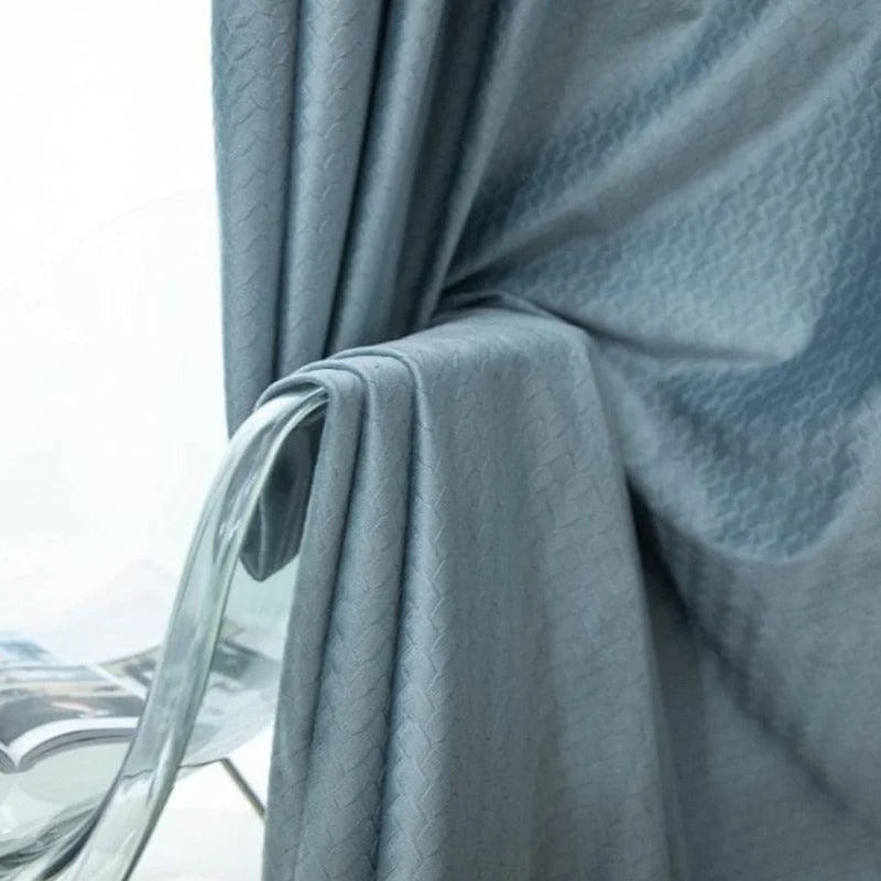 Rideau gris élégant avec motifs géométriques, idéal pour sublimer votre intérieur avec une touche moderne et sophistiquée. Parfait pour le salon, la chambre ou le bureau, apportant une atmosphère chaleureuse et accueillante. Ce rideau de qualité supérieure crée une ambiance apaisante tout en ajoutant du style à votre décoration intérieure.
