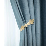 Rideau élégant bleu avec embrasse décorative dorée en forme de feuille de chêne. Idéal pour ajouter une touche raffinée à votre intérieur. Convient parfaitement aux salons, chambres ou bureaux pour une décoration contemporaine et chic.