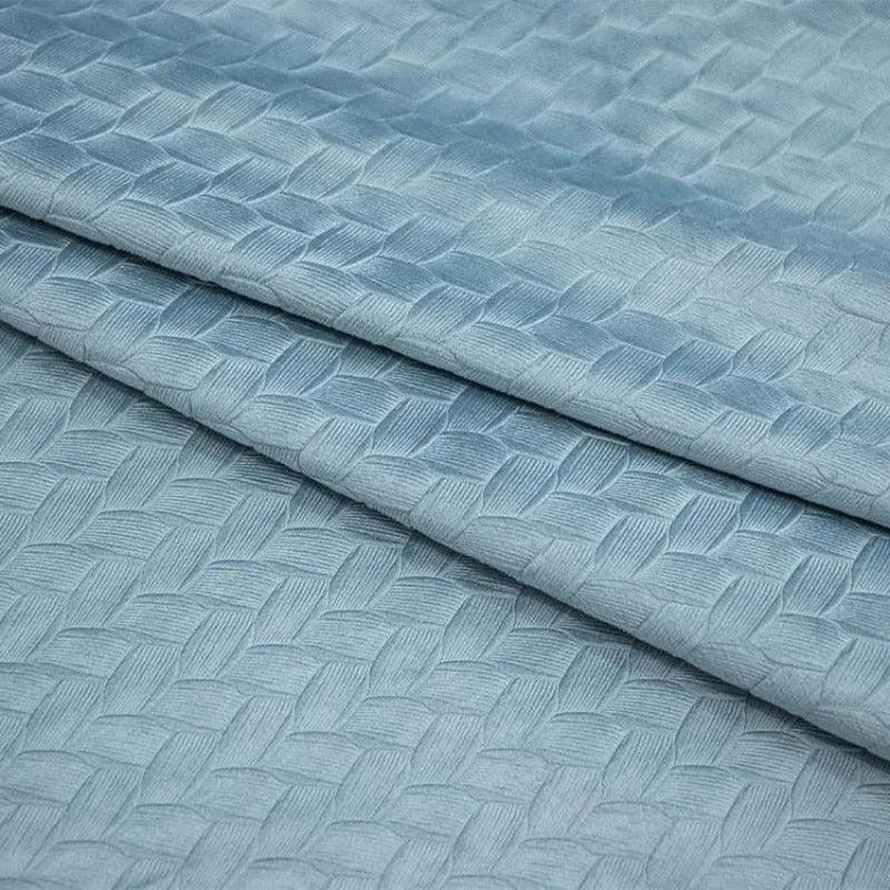 Tissu bleu à motif tressé élégant, idéal pour la décoration intérieure et la confection de rideaux raffinés. Surface texturée ajoutant une touche de sophistication à tout espace. Disponibilité en différentes dimensions pour s'adapter à vos besoins personnalisés. Parfait pour les projets de couture créatifs ou la rénovation de votre maison.