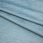 Tissu bleu à motif tressé élégant, idéal pour la décoration intérieure et la confection de rideaux raffinés. Surface texturée ajoutant une touche de sophistication à tout espace. Disponibilité en différentes dimensions pour s'adapter à vos besoins personnalisés. Parfait pour les projets de couture créatifs ou la rénovation de votre maison.