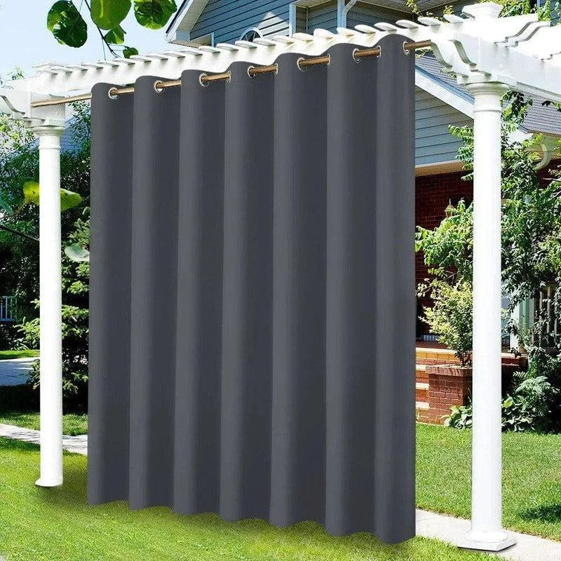 Rideau d'extérieur gris pour pergola, idéal pour créer de l'ombre et préserver l'intimité dans le jardin. Ce rideau est doté d'œillets pour une installation facile, apportant une touche élégante et moderne à votre espace extérieur. Parfait pour les terrasses et patios.