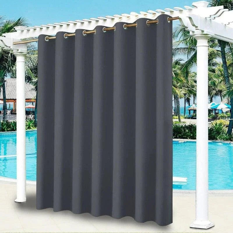Rideau extérieur élégant pour pergola blanche, idéal pour créer un espace privé près de la piscine. Parfait pour la détente en plein air, il ajoute une touche moderne à votre jardin ou patio. Les œillets dorés facilitent l'installation et l'ajustement.