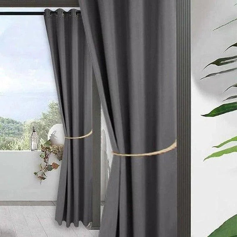 Rideaux opaques gris élégants pour salon moderne, offrant une excellente occultation tout en ajoutant une touche de raffinement à votre décoration intérieure. Parfaits pour une isolation thermique et phonique optimale. Disponible pour différentes tailles de fenêtres.