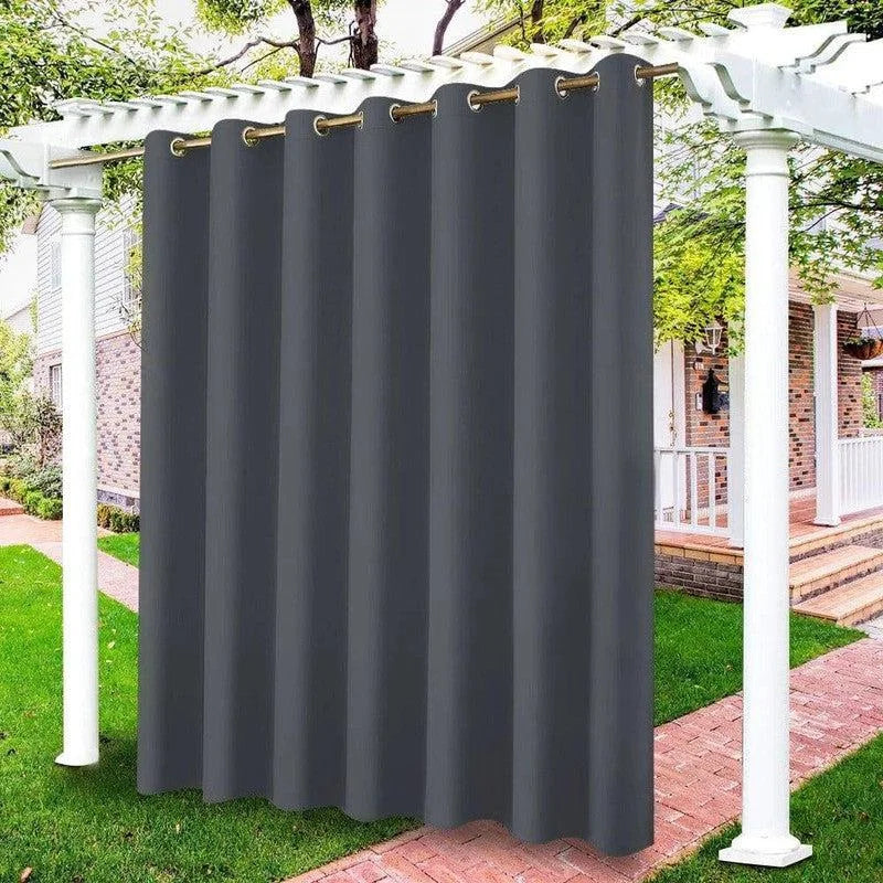 Rideau d'extérieur gris foncé pour pergola, offrant intimité et protection contre le soleil. Idéal pour créer un espace de détente dans le jardin, accentuant un design moderne et élégant. Parfait pour les terrasses et patios, ajoutant style et fonctionnalité à votre espace extérieur.