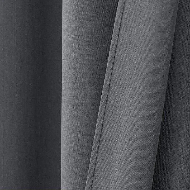 Rideau opaque gris foncé élégant et moderne, idéal pour bloquer la lumière et améliorer l'intimité. Parfait pour une décoration intérieure de chambre ou de salon, ajoutant une touche contemporaine et raffinée à votre espace de vie. Installation facile et entretien simplifié pour un usage quotidien. Ajustez aisément la luminosité de votre pièce tout en profitant d'un design chic et élégant.