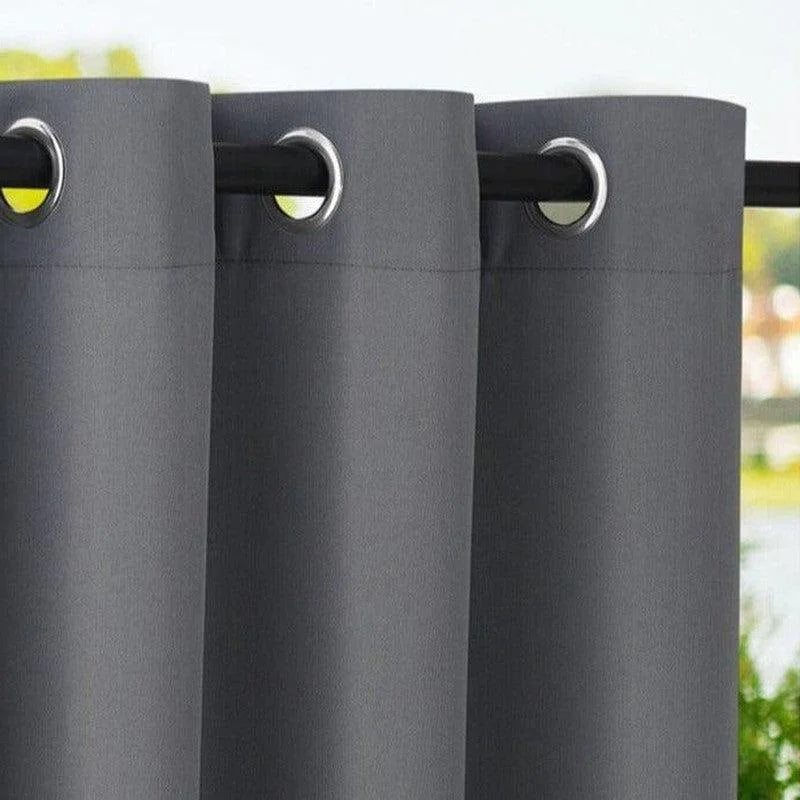 Rideaux gris avec œillets métalliques, parfaits pour une décoration moderne. Apportez une touche d'élégance à votre intérieur tout en contrôlant la lumière avec ces rideaux fonctionnels et esthétiques. Idéal pour le salon, la chambre ou le bureau.