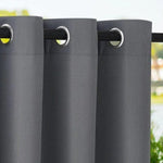 Rideaux gris avec œillets métalliques, parfaits pour une décoration moderne. Apportez une touche d'élégance à votre intérieur tout en contrôlant la lumière avec ces rideaux fonctionnels et esthétiques. Idéal pour le salon, la chambre ou le bureau.