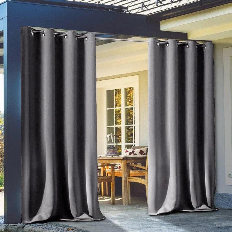 Rideaux occultants gris pour terrasse extérieure, installation par œillets, ajout élégant et fonctionnel pour votre espace extérieur, amélioration de l'intimité et du contrôle de la lumière naturelle, parfait pour les patios et vérandas.