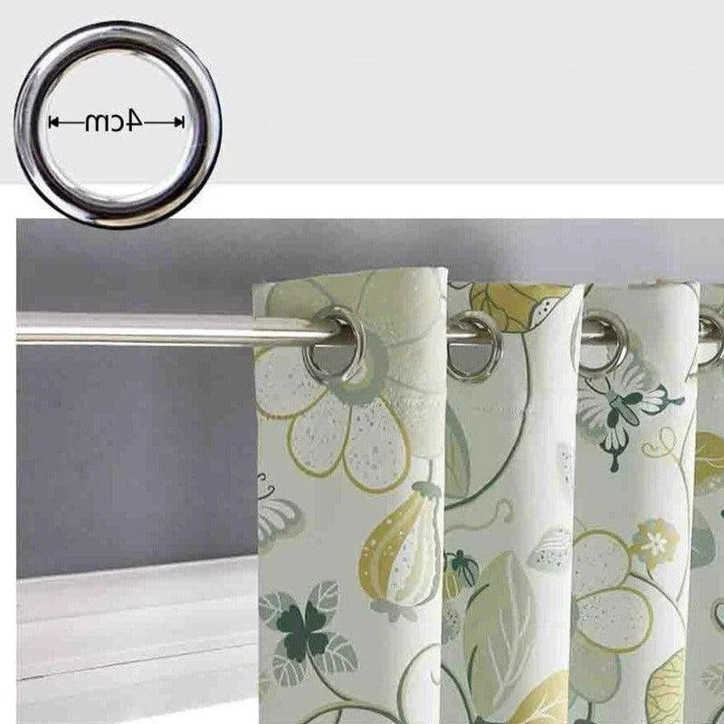Rideau moderne avec œillets métalliques, motif floral vert et jaune, s'adapte parfaitement pour une décoration intérieure tendance, idéal pour apporter une touche élégante et naturelle à votre salon ou chambre. Longueur personnalisable pour répondre à vos besoins spécifiques.