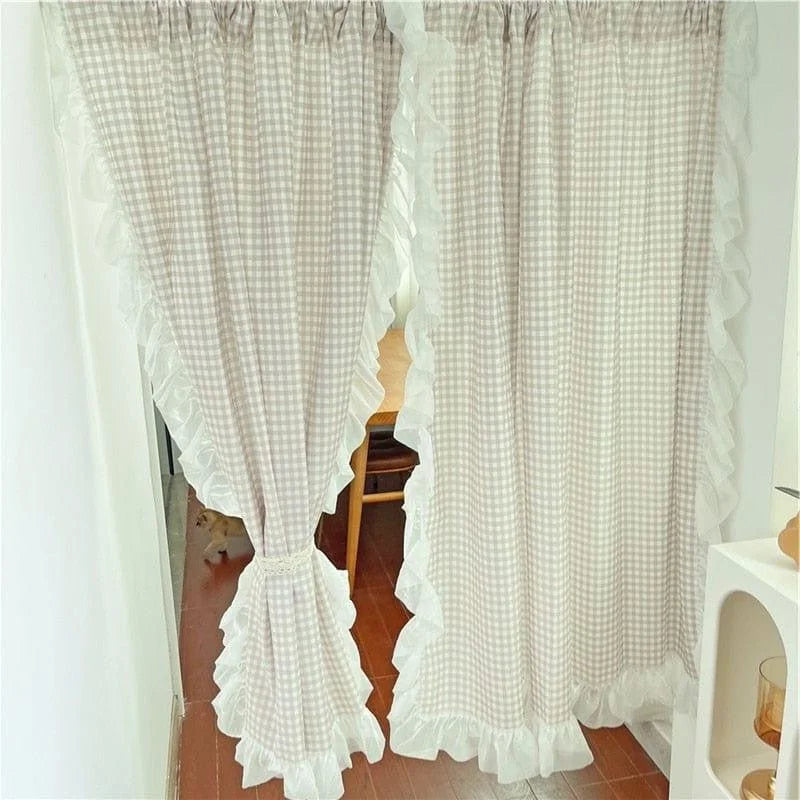 Rideaux à volants avec motif à carreaux. Ces rideaux ajoutent une touche charmante à n'importe quelle pièce, apportant élégance et douceur. Parfaits pour décorer un salon, une chambre ou un espace de vie, ils permettent une séparation subtile des espaces tout en ajoutant du style.