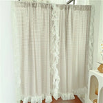 Rideaux à carreaux élégants avec volants décoratifs, parfaits pour apporter une touche de charme rustique à votre intérieur. Idéal pour les salons ou chambres, leur design permet de filtrer la lumière tout en ajoutant du style à votre décoration.