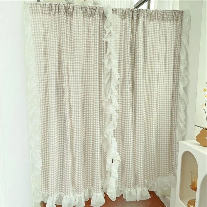 Rideaux à carreaux élégants avec volants décoratifs, parfaits pour apporter une touche de charme rustique à votre intérieur. Idéal pour les salons ou chambres, leur design permet de filtrer la lumière tout en ajoutant du style à votre décoration.