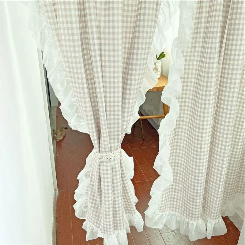 Rideaux à carreaux pastel avec volants décoratifs, créant une ambiance douce et accueillante dans n'importe quelle pièce, parfaits pour ajouter une touche de charme et d'élégance à votre intérieur. Idéal pour une décoration de salon ou de chambre à coucher.