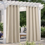 Rideaux d'extérieur beiges suspendus à une pergola, apportant élégance et intimité à votre espace extérieur. Éléments de décoration pour terrasse ou jardin, offrant un coin détente et protection contre le soleil. Idéal pour créer une ambiance chaleureuse en plein air.