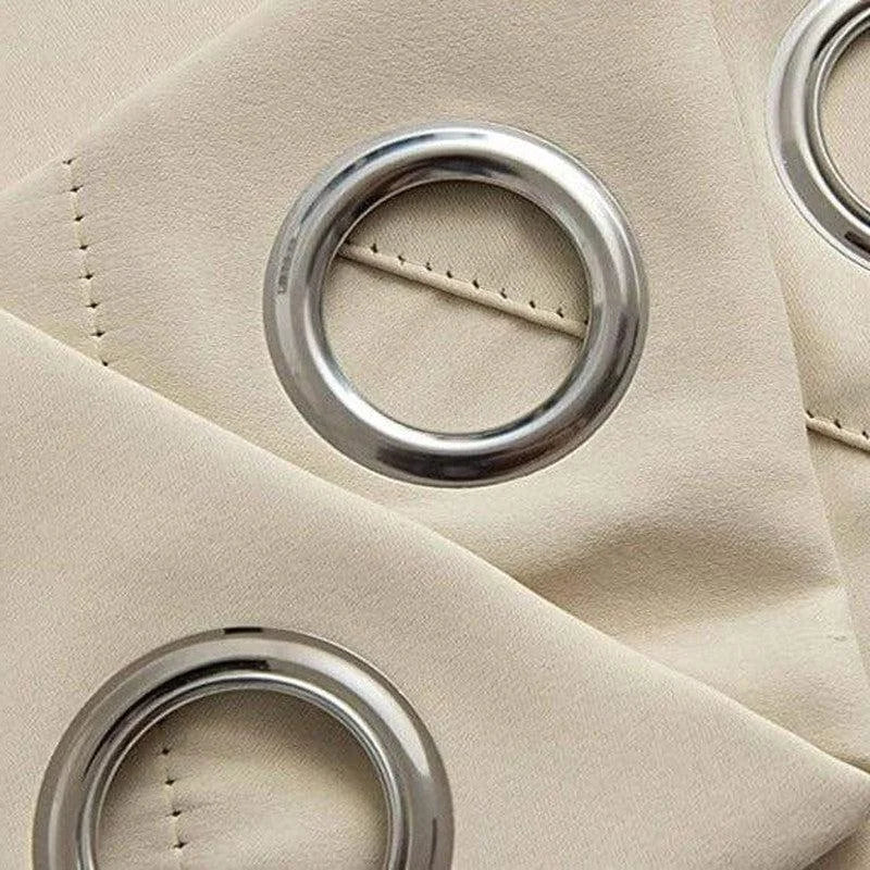 Rideau beige avec œillets métalliques argentés, idéal pour une décoration moderne et élégante. Accessoire parfait pour le salon ou la chambre, offrant une finition raffinée à votre espace tout en facilitant l'installation.