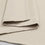 Serviette de table beige élégante avec coins impeccablement cousus pour une finition raffinée, idéale pour décorer votre table lors d'occasions spéciales.