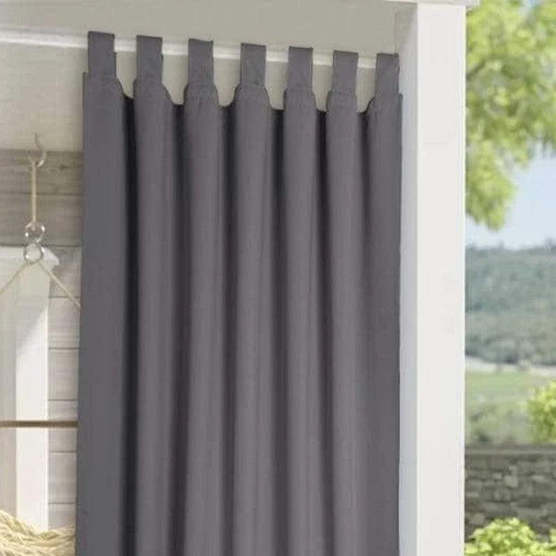 Rideau gris de style contemporain, idéal pour décorer votre intérieur avec élégance. Ce rideau ajoute une touche moderne à n'importe quelle pièce, tout en offrant une excellente protection contre la lumière. Parfait pour le salon, la chambre ou toute autre pièce nécessitant une intimité accrue, ce rideau améliore instantanément l'ambiance de votre espace avec sa couleur sobre et raffinée.