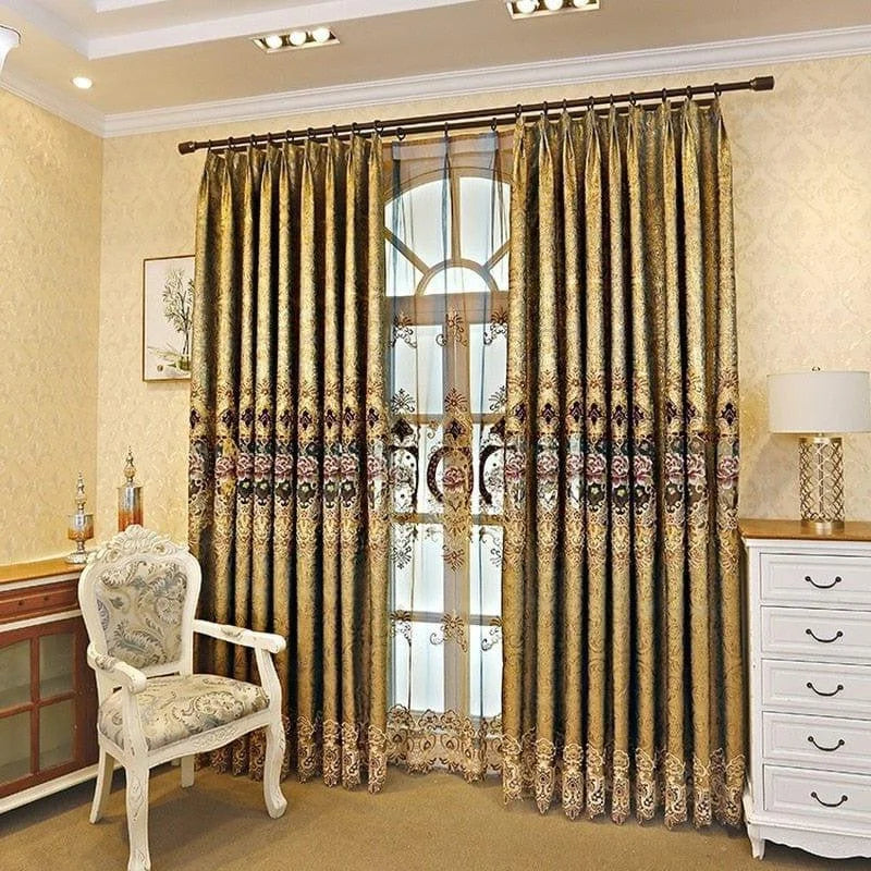 Rideaux élégants avec motifs floraux dorés pour salon, décoration chic de la fenêtre, ajout de prestige et charme à votre intérieur, ambiance chaleureuse et luxueuse.