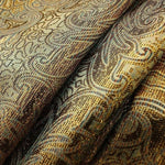 Tissu décoratif au motif complexe et élégant avec des motifs arabesques dorés et bleus, idéal pour la décoration intérieure, les tentures ou les coussins. Design riche en détails pour une ambiance sophistiquée et luxueuse.
