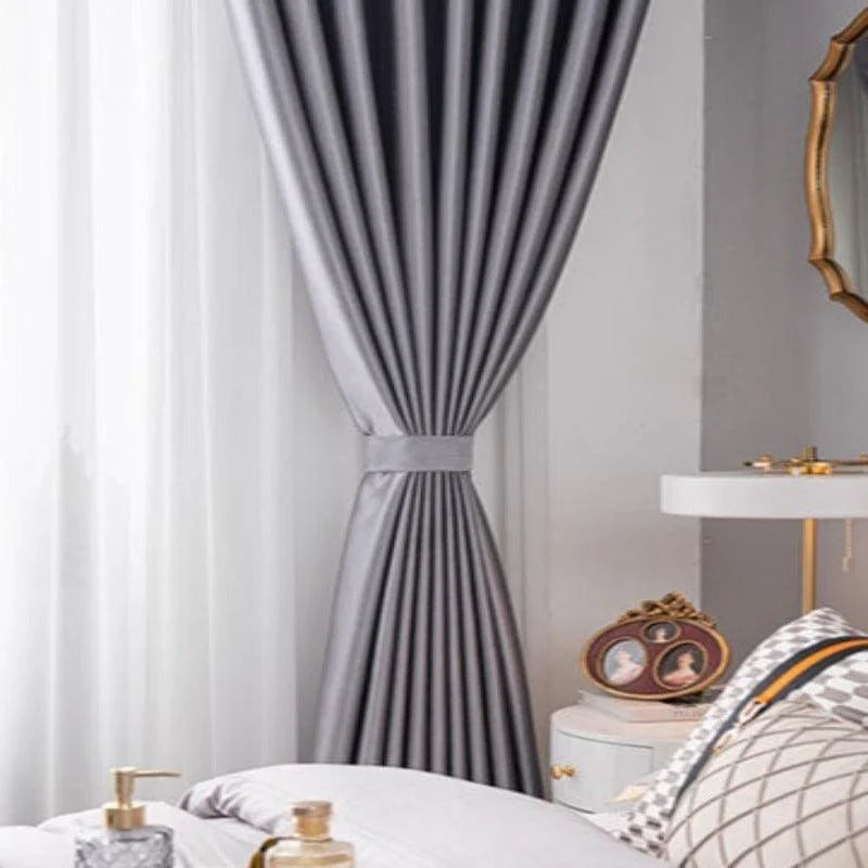 Rideau élégant pour salon, finition grise, ajout sophistiqué à votre décoration intérieure, style moderne. Idéal pour créer une ambiance cosy et chic dans votre espace de vie.