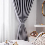 Rideau élégant pour salon, finition grise, ajout sophistiqué à votre décoration intérieure, style moderne. Idéal pour créer une ambiance cosy et chic dans votre espace de vie.
