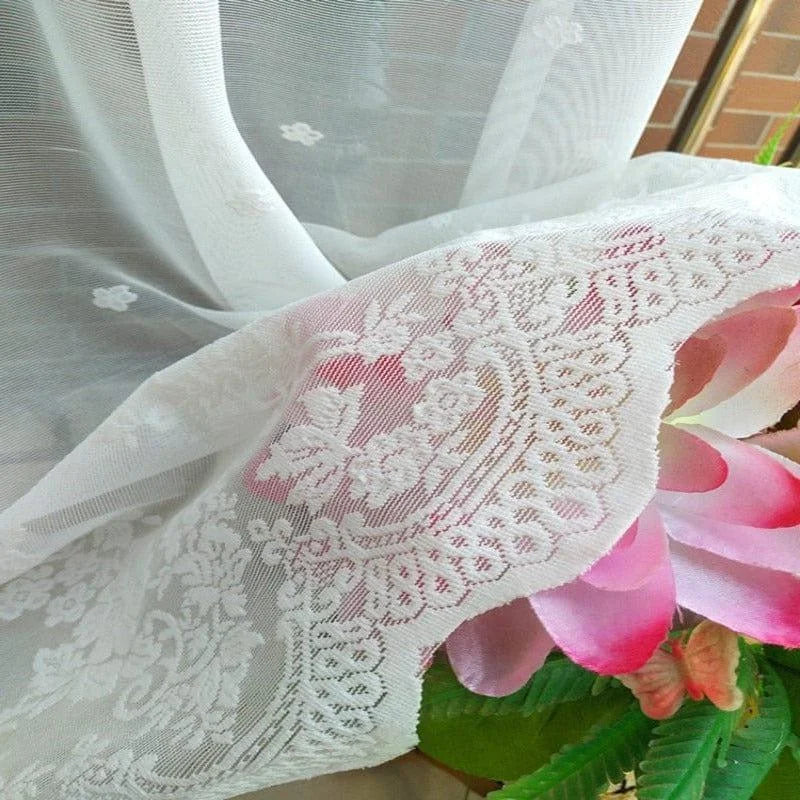 Voilage blanc décoratif avec motifs floraux délicats, idéal pour orner les fenêtres et ajouter une touche élégante à votre intérieur. Ce rideau léger et raffiné permet de filtrer la lumière tout en préservant l'intimité de votre espace. Parfait pour un salon, une chambre ou un bureau aux allures modernes et sophistiquées.