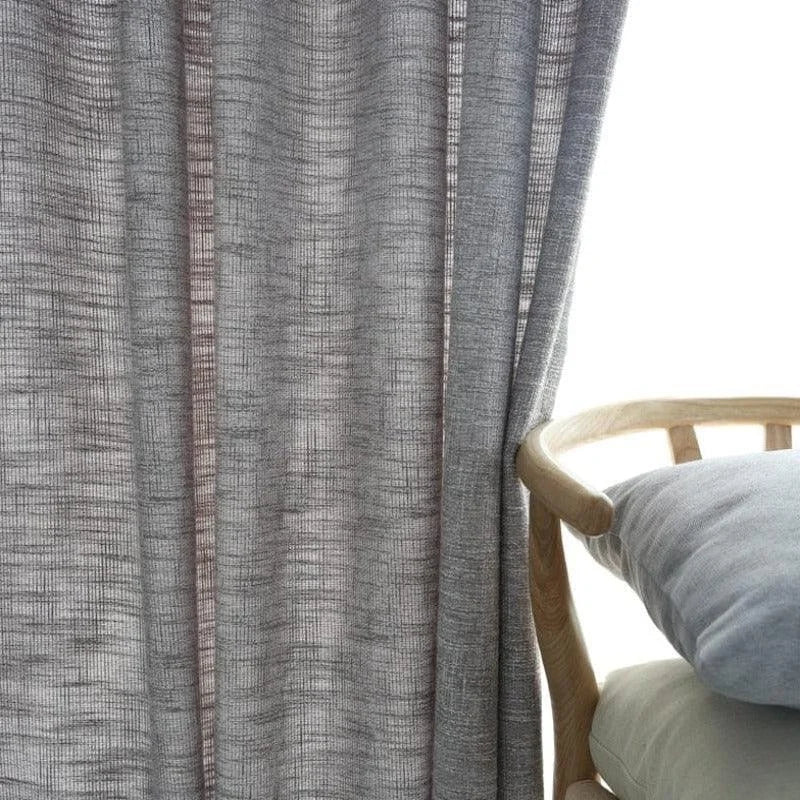 Rideau gris élégant aux motifs modernes, idéal pour salon ou chambre, créant une ambiance chaleureuse et confortable. Parfait pour harmoniser la décoration intérieure.