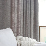 Rideau élégant de couleur grise, apportant une ambiance chic et moderne à votre intérieur. Idéal pour le salon ou la chambre, il complète parfaitement une décoration sobre et raffinée. Design sobre, idéal pour améliorer l'isolation et le confort de votre espace de vie.