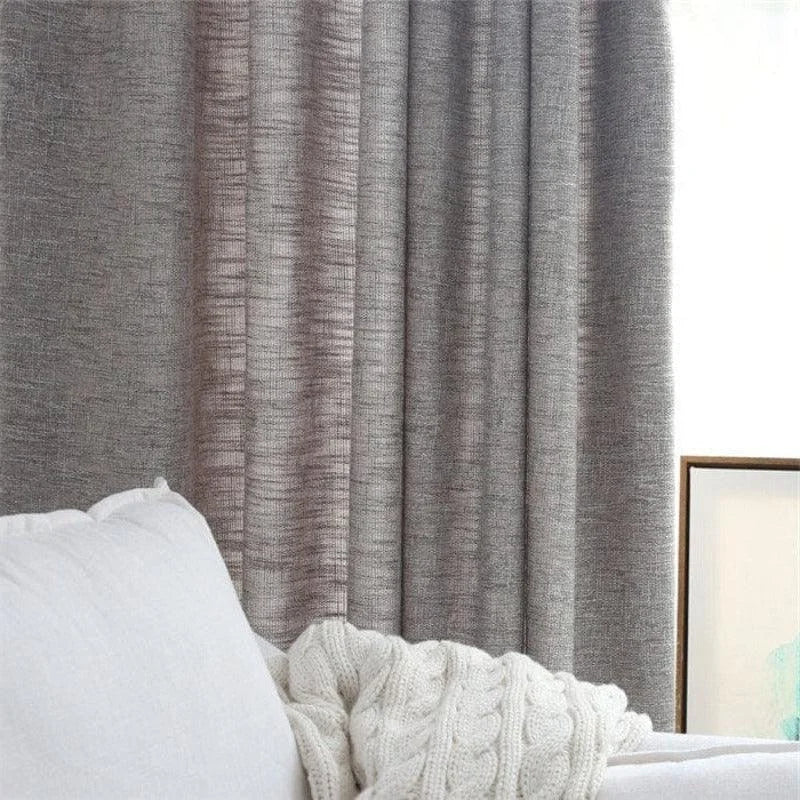 Rideau élégant de couleur grise, apportant une ambiance chic et moderne à votre intérieur. Idéal pour le salon ou la chambre, il complète parfaitement une décoration sobre et raffinée. Design sobre, idéal pour améliorer l'isolation et le confort de votre espace de vie.