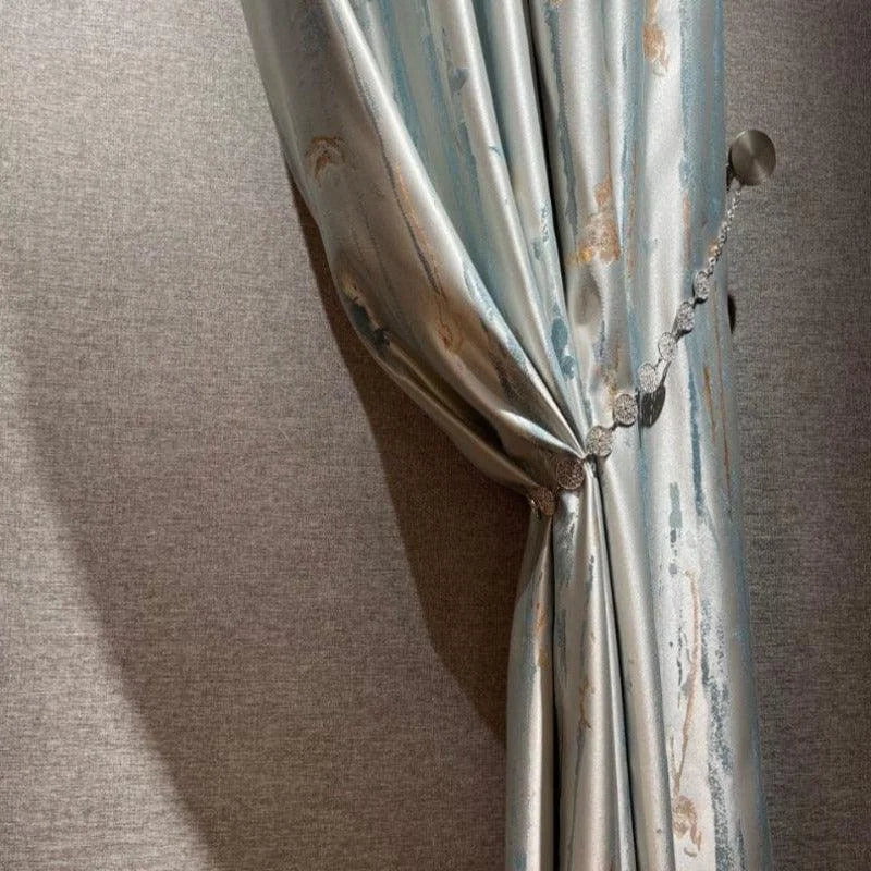 Rideau élégant avec motifs bleus et dorés, apportant une touche de sophistication à votre intérieur. Accessoire raffiné pour la décoration des fenêtres, idéal pour créer une ambiance luxueuse et moderne dans votre salon ou chambre à coucher. Conçu pour s'adapter à différents styles d'intérieur tout en assurant une excellente occultation de la lumière.