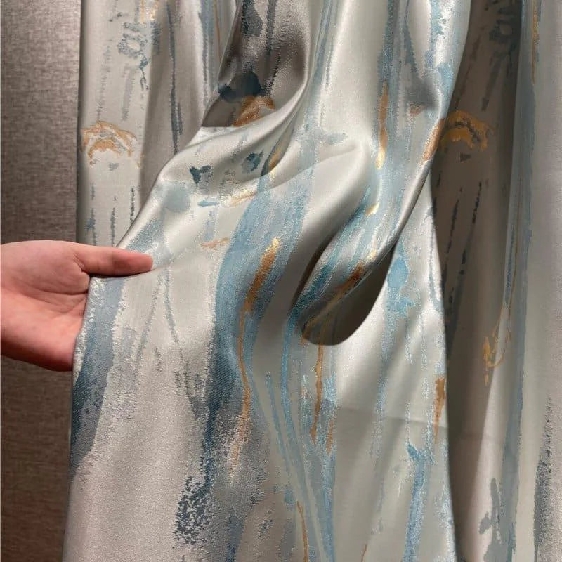 Rideau élégant avec motifs aquarelle en bleu et motifs dorés. Décoration idéale pour salon ou chambre, apportant une touche artistique et moderne à votre intérieur. Design tendance et raffiné pour un style sophistiqué.