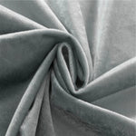 Tissu gris doux et élégant en gros plan, idéal pour la décoration intérieure et la couture, offrant une texture luxueuse et confortable pour vos projets créatifs.