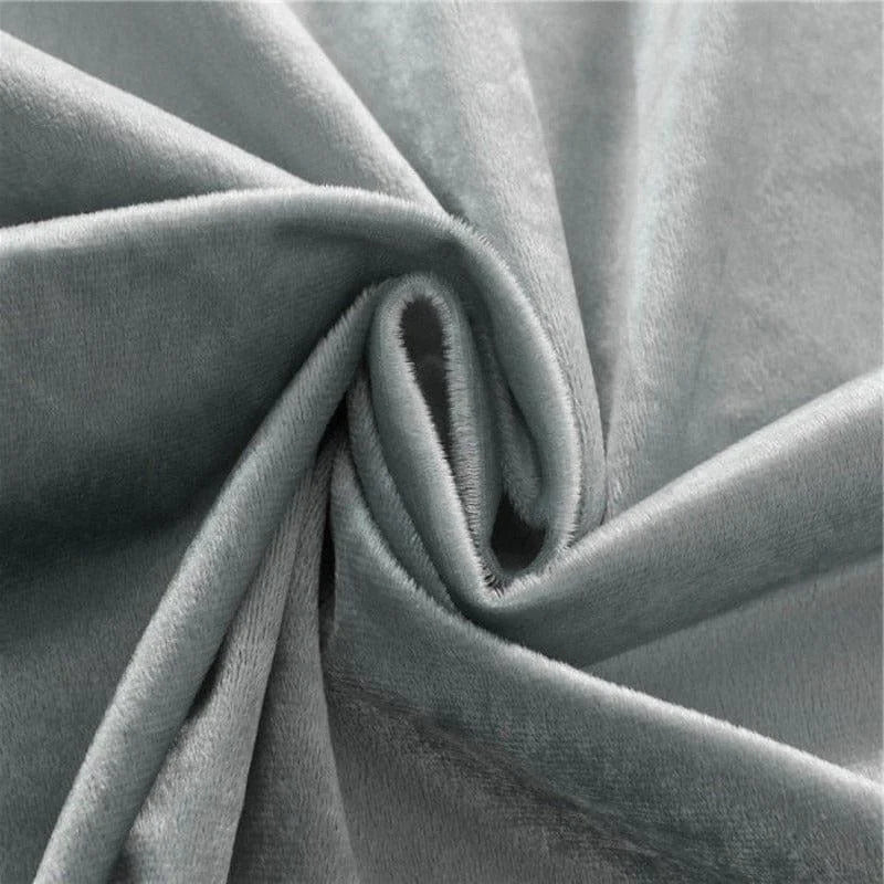 Tissu gris doux et élégant en gros plan, idéal pour la décoration intérieure et la couture, offrant une texture luxueuse et confortable pour vos projets créatifs.