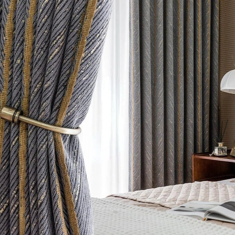 Rideau élégant pour chambre moderne, ajoutant une touche sophistiquée et cosy à la décoration intérieure. Idéal pour filtrer la lumière tout en préservant l'intimité. Parfait pour un style contemporain chic.