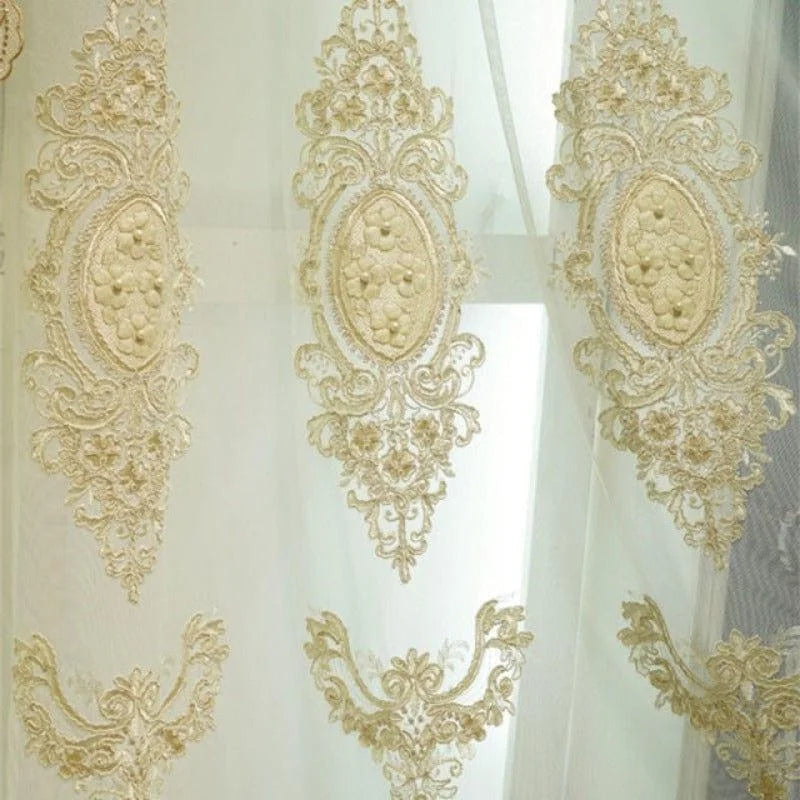 Rideau en dentelle élégante avec motifs floraux dorés, ajoutant une touche de sophistication et de luxe à votre décoration intérieure. Parfait pour un salon ou une chambre à coucher, ce rideau en tissu transparent offre une ambiance lumineuse et aérée tout en préservant l'intimité de votre espace.