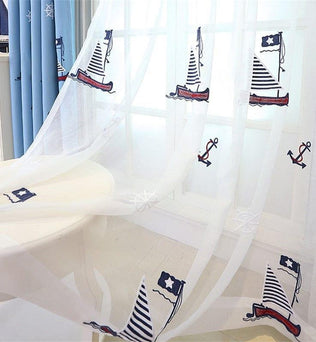Voilage décoratif motif marin avec bateaux et ancres, idéal pour chambre d'enfant ou salon, ajoutant une touche nautique et lumineuse à votre intérieur. Rideau transparent élégant pour embellir vos fenêtres avec style et originalité. Accessoire de décoration parfait pour une ambiance marine et apaisante.