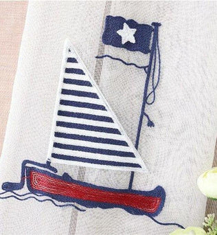 Image d'un design nautique avec un voilier à voiles rayées bleu marine et blanches, arborant un drapeau avec une étoile, idéal pour une décoration maritime élégante. Convient parfaitement pour une chambre d'enfant à thème marin ou comme accessoire décoratif dans une maison de bord de mer.