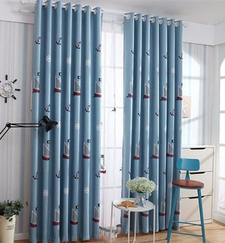 Rideaux bleu marine avec motifs nautiques, parfaits pour une décoration intérieure sur le thème de la mer. Idéals pour une chambre d'enfant ou un salon, ces rideaux égayent l'espace avec des images de bateaux et d'ancres. Créez une ambiance relaxante et invitante dans votre pièce avec ces élégants rideaux qui filtrent la lumière tout en ajoutant une touche de style maritime à votre intérieur.