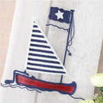 Image d'un design nautique avec un voilier à voiles rayées bleu marine et blanches, arborant un drapeau avec une étoile, idéal pour une décoration maritime élégante. Convient parfaitement pour une chambre d'enfant à thème marin ou comme accessoire décoratif dans une maison de bord de mer.
