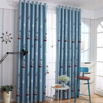 Rideaux bleu marine avec motifs nautiques, parfaits pour une décoration intérieure sur le thème de la mer. Idéals pour une chambre d'enfant ou un salon, ces rideaux égayent l'espace avec des images de bateaux et d'ancres. Créez une ambiance relaxante et invitante dans votre pièce avec ces élégants rideaux qui filtrent la lumière tout en ajoutant une touche de style maritime à votre intérieur.