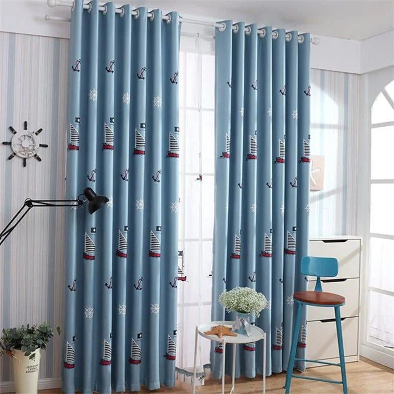 Rideaux bleu marine avec motifs nautiques, parfaits pour une décoration intérieure sur le thème de la mer. Idéals pour une chambre d'enfant ou un salon, ces rideaux égayent l'espace avec des images de bateaux et d'ancres. Créez une ambiance relaxante et invitante dans votre pièce avec ces élégants rideaux qui filtrent la lumière tout en ajoutant une touche de style maritime à votre intérieur.