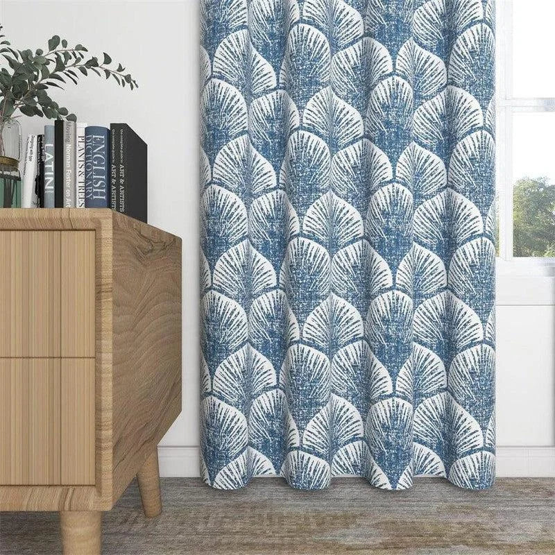 Rideau design moderne avec motif graphique bleu et blanc, idéal pour ajouter une touche élégante à votre salon. Ce rideau combine esthétique contemporaine et fonctionnalité, offrant ainsi une décoration raffinée à votre intérieur. Parfait pour ceux qui cherchent à personnaliser leur espace avec style.