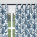 Rideaux à motifs bleus et blancs avec une finition à œillets, parfaits pour ajouter une touche moderne et élégante à votre intérieur. Ces rideaux filtrants optimisent la luminosité tout en préservant votre intimité. Design inspiré des formes naturelles, idéal pour un salon ou une chambre.