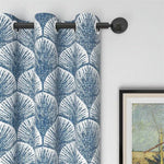 Rideau à œillets bleu et blanc avec motif de coquillages, ajoutant une touche marine élégante à votre intérieur. Ce design contemporain se marie parfaitement avec des décorations murales pour un effet apaisant et sophistiqué. Idéal pour les salons modernes, ce rideau offre intimité et style unique.