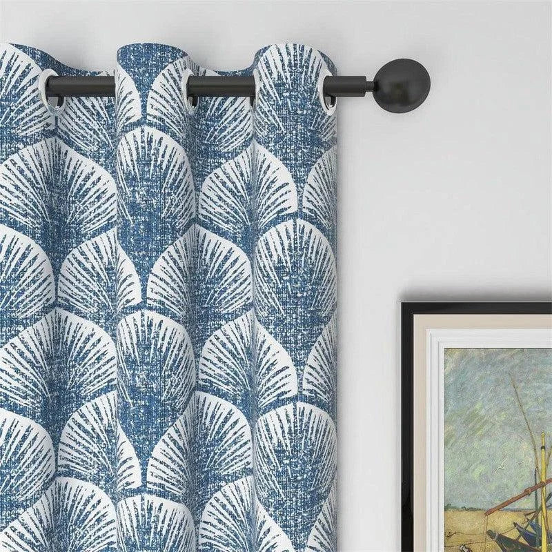 Rideau à œillets bleu et blanc avec motif de coquillages, ajoutant une touche marine élégante à votre intérieur. Ce design contemporain se marie parfaitement avec des décorations murales pour un effet apaisant et sophistiqué. Idéal pour les salons modernes, ce rideau offre intimité et style unique.