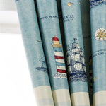 Rideau décoratif bleu avec motif marin, illustrant un phare rouge et blanc, un voilier ancien et une rose des vents. Idéal pour ajouter une touche nautique à votre intérieur. Élément parfait pour les passionnés de décoration maritime.